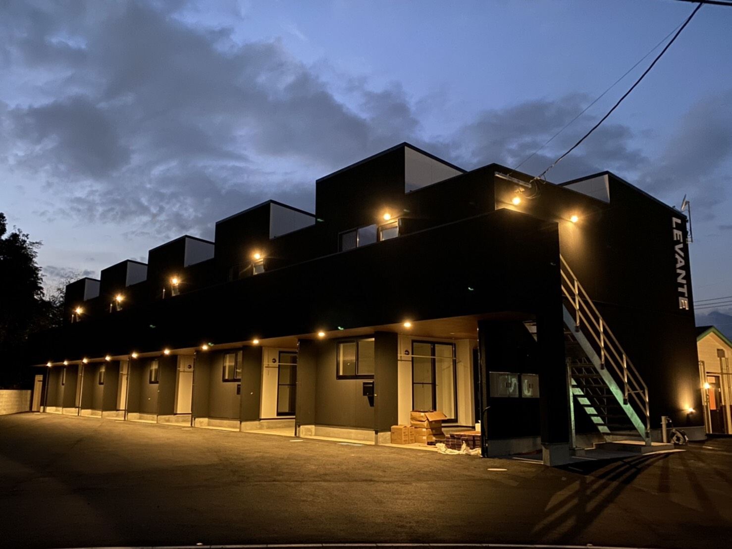 LEVANTE（鹿屋市 笠之原町）の夕方の外観。正面から見たところ