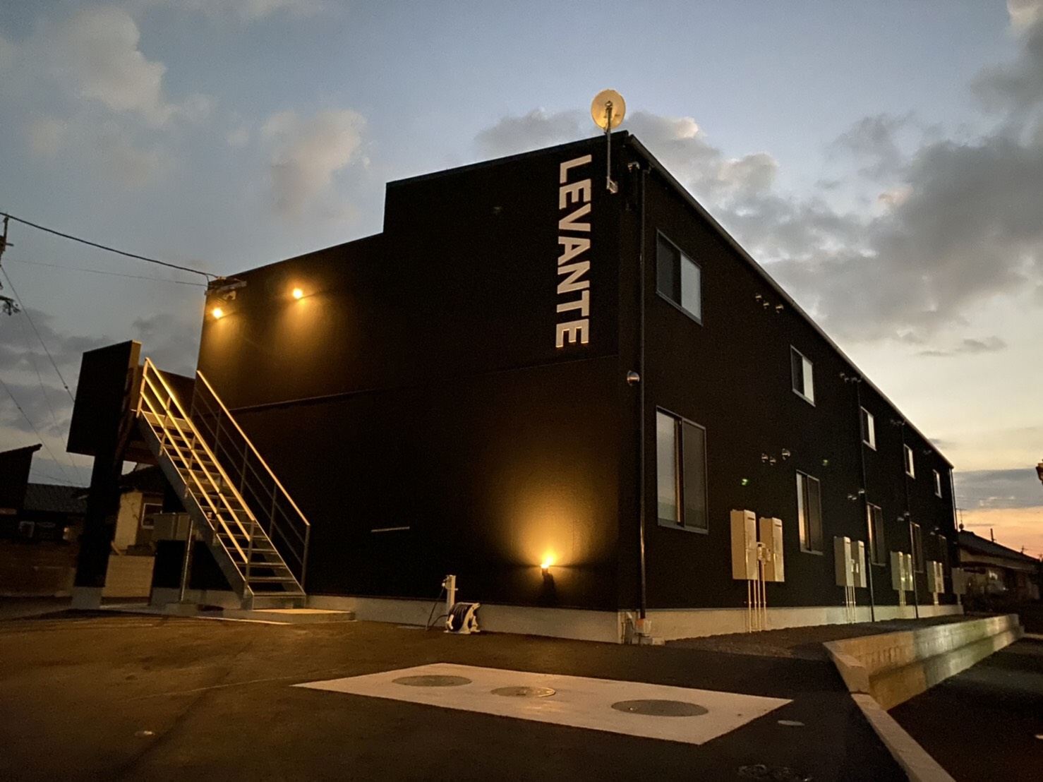 LEVANTE（鹿屋市 笠之原町）の外観。側面の「LEVANTE」の看板