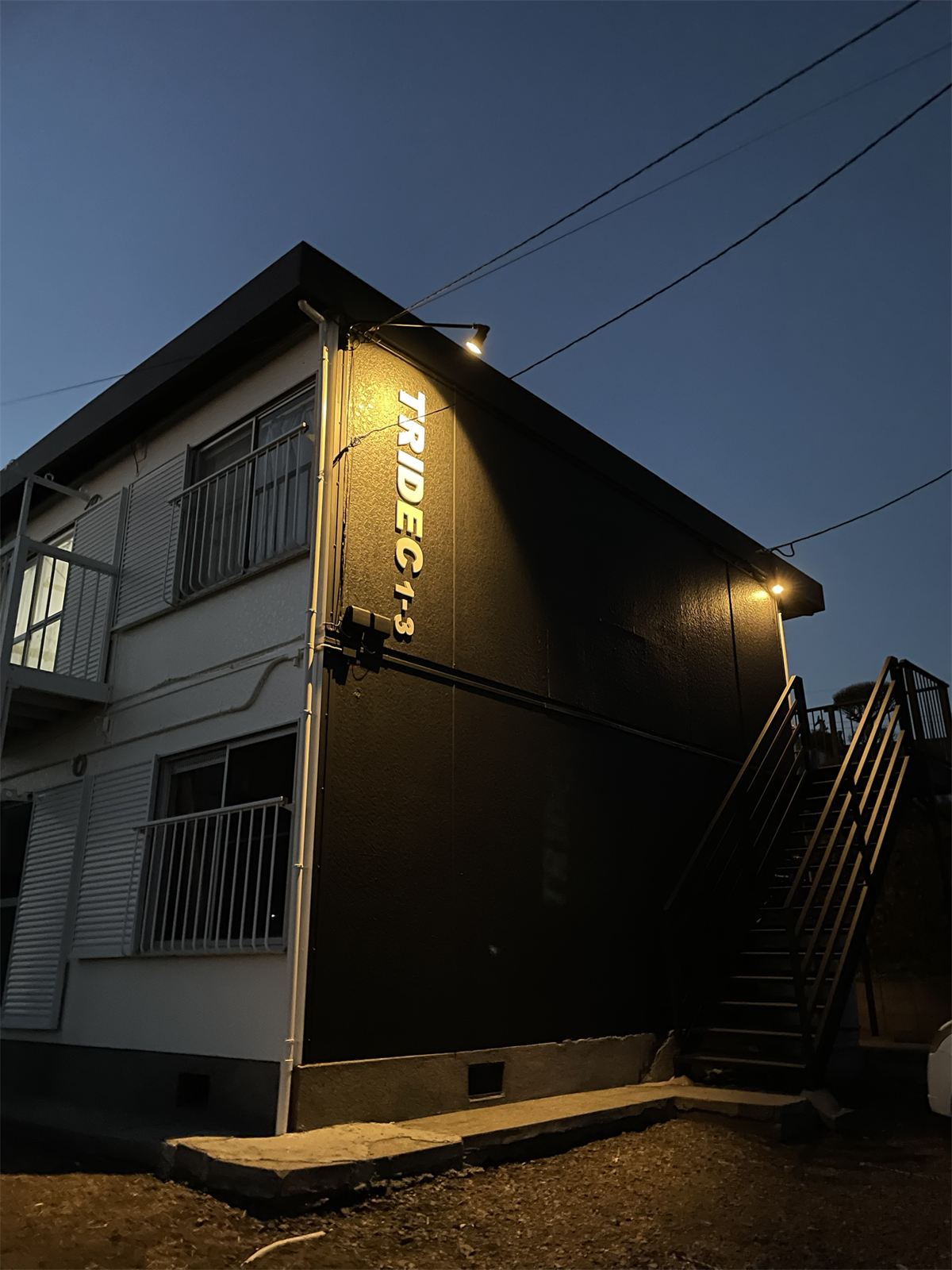 TRIDEC 1〜3号棟（鹿屋市 西原）の夜の外観。照明に照らされた「TRIDEC 1-3」の文字